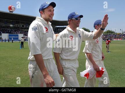 Der englische Schnellbowler Stephen Harmiston (links) und Matthew Hoggard feiern, als sie nach dem Gewinn des 1. Tests durch 10 Wickets gegen die Westindischen Inseln im Sabina Park, Jamaika, um den Boden herumlaufen. Stockfoto