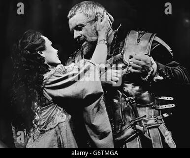 Judi Dench als Cleopatra und Anthony Hopkins als Mark Antony bei den Proben für die Inszenierung von Antony und Cleopatra des National Theatre von William Shakespeare, die im Olivier Theatre am Londoner South Bank eröffnet wird. Stockfoto