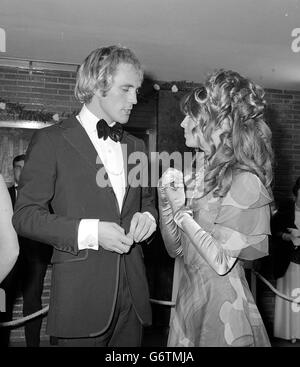 Terence Stamp spricht mit Julie Christie bei der Premiere von Far From The Madding Crowd, im Odeon, Marble Arch, London. Stockfoto