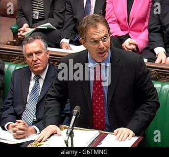 Premierminister Tony Blair spricht im Unterhaus in London während der Fragen des Premierministers. Stockfoto