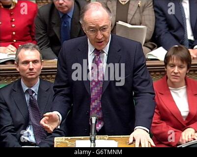 Der Oppositionsführer Michael Howard spricht im Londoner Unterhaus während der Fragestunde des Premierministers. Stockfoto