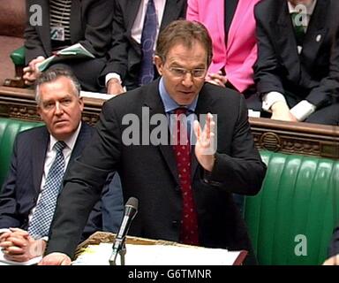 Premierminister Tony Blair spricht im Londoner Unterhaus während der Fragen des Premierministers. Stockfoto