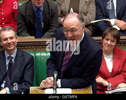 Der Oppositionsführer Michael Howard spricht im Londoner Unterhaus während der Fragestunde des Premierministers. Stockfoto