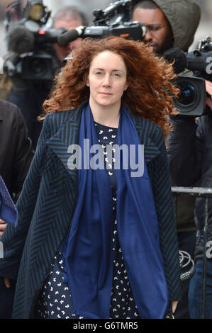 Der ehemalige Chef von News International Rebekah Brooks kommt im Old Bailey an, während der Telefonhacking-Prozess weitergeht. Stockfoto