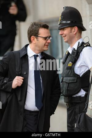 Hacking-Behauptungen über das Telefon. Andy Coulson, ehemaliger Redakteur von News of the World, kommt im Old Bailey an, während das Telefon-Hacking-Verfahren fortgesetzt wird. Stockfoto