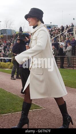 Zara Phillips kommt zum zweiten Tag des National Hunt Festival Treffens in Cheltenham an. Stockfoto