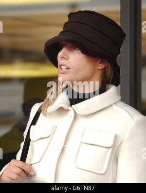 Zara Phillips kommt zum zweiten Tag des National Hunt Festival Treffens in Cheltenham an. Stockfoto