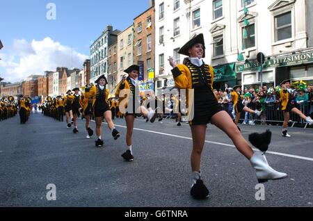 Die Freedom High School Patriot Band aus Bethlehem, Pennsylvania, USA, tritt bei der Dublin St. Patrick's Day Parade auf der Dame Street auf. Es wird geschätzt, dass rund 500,000 Menschen säumten die Straßen von Dublin für die Feierlichkeiten. Stockfoto