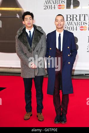 Jordan Stephens und Harley Alexander-Sule von Rizzle kommen für die Brit Awards 2014 in der O2 Arena in London an. Stockfoto