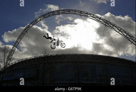 Freestyle-Motocross-Fahrer Samson Eaton beim Start der Garmin Arenacross Tour im Norden Londons einen Sprung auf seinem Fahrrad vor der Kulisse des Wembley-Stadions. Stockfoto