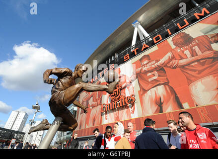 Eine Statue des ehemaligen Arsenal-Spielers Dennis Bergkamp, nachdem sie vor dem Emirates Stadium in London enthüllt wurde. Stockfoto