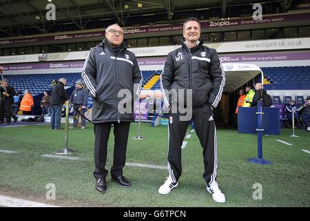 Fußball - Barclays Premier League - West Bromwich Albion gegen Fulham - The Hawthorns. Neuer Fulham-Manager Felix Magath (links) mit Konditionstrainer Werner Leuthard vor dem Spiel Stockfoto