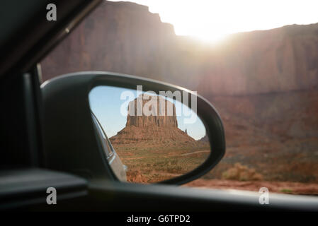 Die Handschuhe, Mesa, Blick vom Rückspiegel im Monument Valley Navajo Tribal Park, Arizona, USA Stockfoto