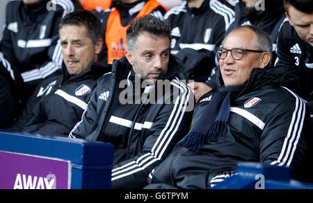 Fulham-Manager Felix Magath (rechts) Fulham-Assistenztrainer Tomas Oral (Mitte) und Fulham-Assistenztrainer Werner Leuthard auf der Bank während des Barclays Premier League-Spiels auf den Hawthorns, West Bromwich. Stockfoto