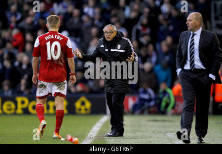 Fulhams Lewis Holtby, der beim Barclays Premier League-Spiel in den Hawthorns, West Bromwich, mit Fulham Manager Felix Magath ausging. Stockfoto