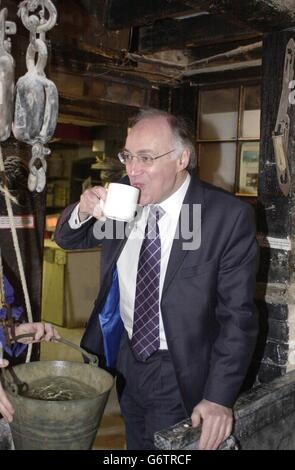 Tory-Führer Michael Howard schmeckt das Wasser aus einem Brunnen während eines Besuchs in Great Yarmouth Potteries, im Rahmen einer Tour durch die Wahlkreise in der östlichen Region. Stockfoto