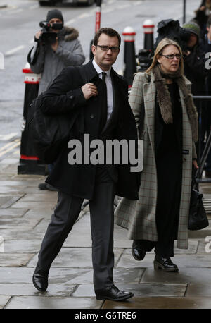 Hacking-Behauptungen über das Telefon. Andy Coulson, ehemaliger Redakteur von News of the World, kommt im Old Bailey an, während das Telefon-Hacking-Verfahren fortgesetzt wird. Stockfoto