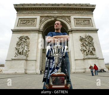 Der englische Rugby-Kapitän Lawrence Dallaglio posiert mit der RBS 6 Nations Trophy vor dem Arc de Triomphe, Paris, Frankreich, vor dem RBS 6 Nations-Spiel gegen Frankreich. Stockfoto