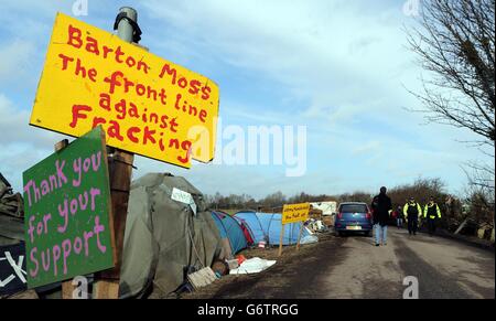 Schilder in einer Privatstraße in Barton Moss, Greater Manchester, wo Anti-Fracking-Demonstranten Lager eingerichtet haben. Stockfoto