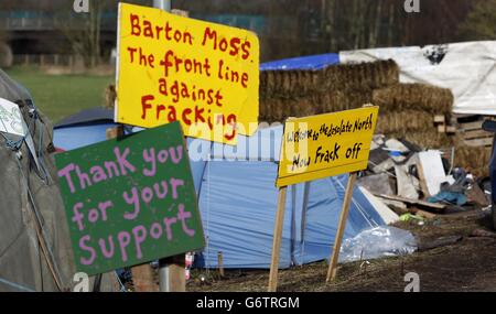 Schilder in einer Privatstraße in Barton Moss, Greater Manchester, wo Anti-Fracking-Demonstranten Lager eingerichtet haben. Stockfoto