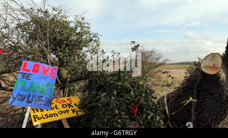 Schilder in einer Privatstraße in Barton Moss, Greater Manchester, wo Anti-Fracking-Demonstranten Lager eingerichtet haben. Stockfoto