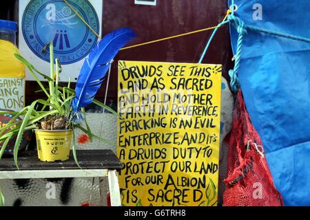 Schilder in einer Privatstraße in Barton Moss, Greater Manchester, wo Anti-Fracking-Demonstranten Lager eingerichtet haben. Stockfoto