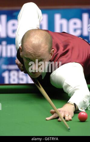 Peter Ebdon auf dem Weg zu einem Sieg von 6-2 über Ronnie O'Sullivan bei den Irish Masters Semifinals im City West Hotel, Dublin, Irland. Stockfoto