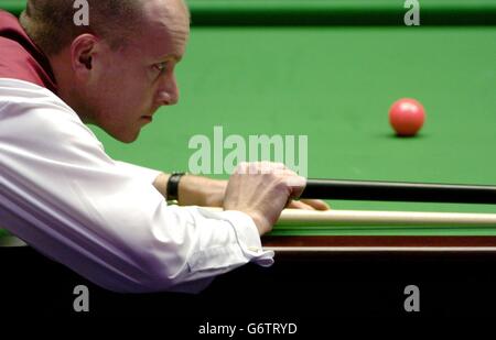 Peter Ebdon auf dem Weg zu einem Sieg von 6-2 über Ronnie O'Sullivan bei den Irish Masters Semifinals im City West Hotel, Dublin, Irland. Stockfoto