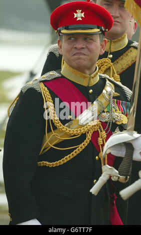 Seine Majestät König Abdullah von Jordanien besucht die Light Dragoons in Robertson Barracks, Swanton Morley, Norfolk, Mittwoch, 3. März 2004. Der König überreichte Soldaten für Friedenssicherungsaufgaben in Bosnien Wahlkampfmedaillen. Stockfoto