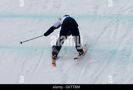 Die Großbritanniens Katie Summerhayes rutscht aus, als sie bei den Olympischen Spielen in Sotschi 2014 in Krasnaya Polyana, Russland, ihren letzten Sprung im Ladies Ski Slopestyle Final landet. Stockfoto