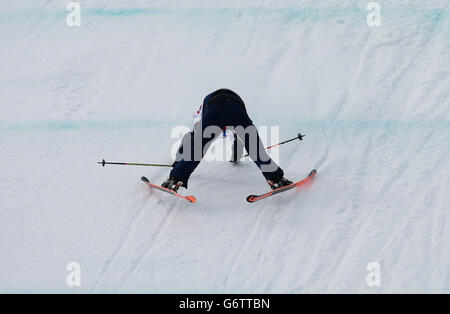 Die Großbritanniens Katie Summerhayes rutscht aus, als sie bei den Olympischen Spielen in Sotschi 2014 in Krasnaya Polyana, Russland, ihren letzten Sprung im Ladies Ski Slopestyle Final landet. Stockfoto