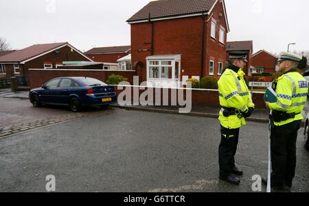 Polizeibeamte stehen an der Ecke der Emily Street in Blackburn, Lancashire, nachdem ein elf Monate altes Mädchen starb, nachdem sie von einem Hund zermalmt wurde. Stockfoto