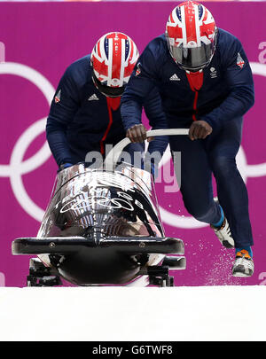 Die beiden britischen Bobfahrer John Baines und Lamin Deen (vorne) bei einem Trainingslauf im Sliding Center Sanki während der Olympischen Spiele 2014 in Sotschi in Krasnaya Polyana, Russland. Stockfoto