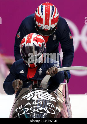 Die beiden britischen Bobfahrer John Baines und Lamin Deen (vorne) bei einem Trainingslauf im Sliding Center Sanki während der Olympischen Spiele 2014 in Sotschi in Krasnaya Polyana, Russland. Stockfoto