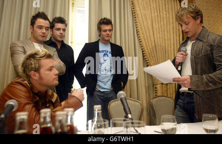 Westlife von links nach rechts; Nicky Byrne, Shane Filan, Mark Feehily, Bryan McFadden und Kian Egan kündigen Bryans Ausscheiden aus der Gruppe während einer Pressekonferenz im Four Seasons Hotel in der irischen Hauptstadt Dublin an. Die vier verbliebenen Bandmitglieder haben geschworen, ohne McFadden weiter zu machen, aber einige glauben, dass seine Ankündigung das Ende für die irische Band markieren könnte. Stockfoto