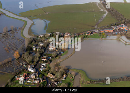 Wasser umgibt überflutete Grundstücke im Dorf Muchelney auf den Somerset-Ebenen in der Nähe von Bridgwater Stockfoto