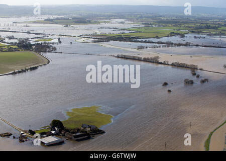 Wasser umgibt überflutete Grundstücke auf den Somerset-Ebenen in der Nähe von Bridgwater Stockfoto