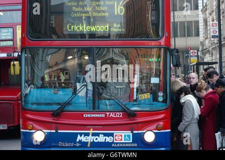 Londoners Schlange, um den Bus während der Rush-Hour an einem geschäftigen Montagmorgen vor Victoria Station im Zentrum von London zu nehmen. Stockfoto