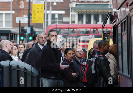 Londoners Schlange, um den Bus während der Rush-Hour an einem geschäftigen Montagmorgen vor Victoria Station im Zentrum von London zu nehmen. Stockfoto