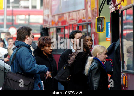 Londoner stehen während der Hauptverkehrszeit an einem geschäftigen Montagmorgen vor der Victoria Station im Zentrum von London an, um den Bus zu nehmen. 25/03/2004: Die Passagier- und Serviceziele für Großstadtbusse werden laut einem Bericht am Donnerstag, den 25. März 2004, nicht erreicht. Die Fahrpreise sind auch höher als sie sein sollten, wenn Familien mit niedrigerem Einkommen von Bussen angezogen werden und der Verkehr reduziert werden soll. Stockfoto