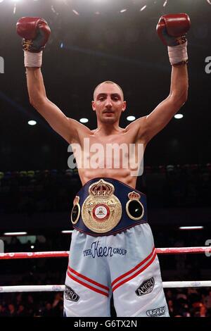 Bradley Skeete feiert den Sieg und Christophe Sebire während der vakanten WBA Intercontinental World Championship während der Copper Box III an der Copper Box in London. Stockfoto