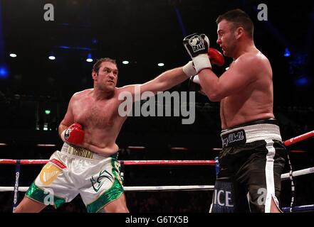 Tyson Fury (links) und Joey Abell beim International Heavyweight Contest während der Copper Box III in der Copper Box Arena, London. Stockfoto