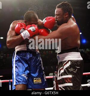 Dereck Chisora (rechts) und Kevin Johnson während des WBO und WBA International Heavyweight Championship-Wettkamps während der Copper Box III in der Copper Box Arena, London. Stockfoto