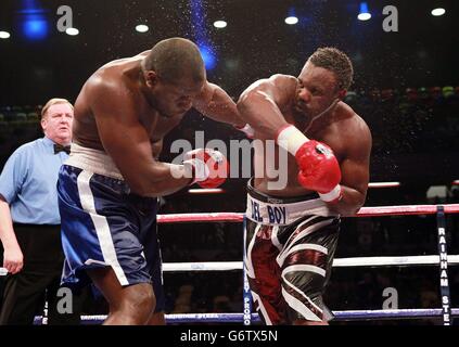 Dereck Chisora (rechts) und Kevin Johnson während des WBO und WBA International Heavyweight Championship-Wettkamps während der Copper Box III in der Copper Box Arena, London. Stockfoto