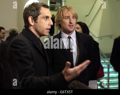 Die Stars des Films Ben Stiller (links) und Owen Wilson kommen zur britischen Premiere von Starsky & Hutch im Odeon Cinema am Leicester Square im Zentrum von London. Stockfoto