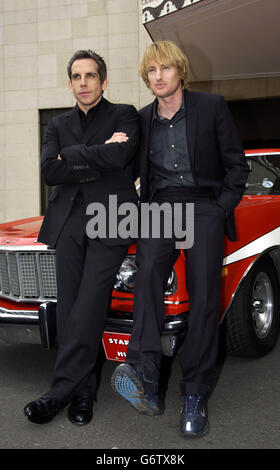 Die Schauspieler Ben Stiller (links) und Owen Wilson posieren mit einem originalen Ford Torino (nicht aus dem Programm) während einer Fotoausstellung im Dorchester Hotel in der Park Lane in London, vor der Filmpremiere von 'Starsky and Hutch' am Londoner Leicester Square. Ben Stiller spielt Starsky (Paul Michael Glaser) und Owen Wilson spielt Hutch (David Soul) in der großen Leinwand-Remake der legendären 70er Detective-Serie. Stockfoto