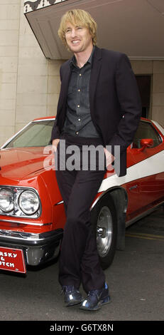 Der Schauspieler Owen Wilson posiert mit einem originalen Ford Torino (nicht aus dem Programm) während einer Fotoausstellung im Dorchester Hotel in der Park Lane in London vor der Filmpremiere von „Starsky and Hutch“ am Londoner Leicester Square. Ben Stiller spielt Starsky (Paul Michael Glaser) und Owen Wilson spielt Hutch (David Soul) in der großen Remake der legendären 70er Detective-Serie. Stockfoto