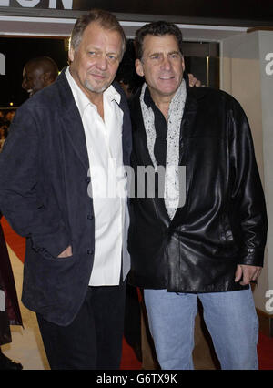 Die Stars der Fernsehserie David Soul (links) und Paul Michael Glaser kommen zur britischen Premiere von Starsky & Hutch im Odeon Cinema am Leicester Square im Zentrum von London. Stockfoto