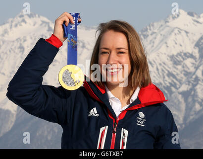 Die große Britin Lizzy Yarnold mit ihrer Goldmedaille hoch über den Bergen über Rosa Khutor, nachdem sie das Frauenskelett bei den Olympischen Spielen 2014 in Sotschi in Krasnaja Poljana, Russland, gewonnen hatte. Stockfoto