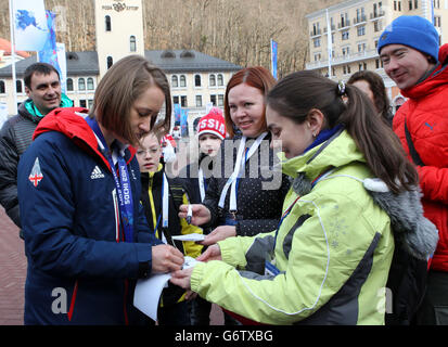 Die große Britin Lizzy Yarnold mit ihrer Goldmedaille signiert Autogramme in Rosa Khutor, nachdem sie das Frauenskelett bei den Olympischen Spielen 2014 in Sotschi in Krasnaja Poljana, Russland, gewonnen hat. Stockfoto
